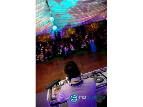 Dj tocando en la boda
