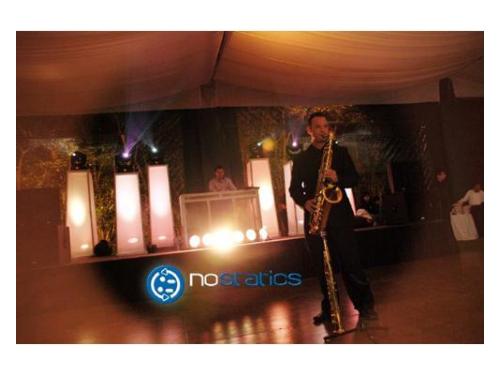 Saxofonista tocando en boda