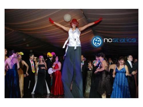 Zanquero caminando en boda