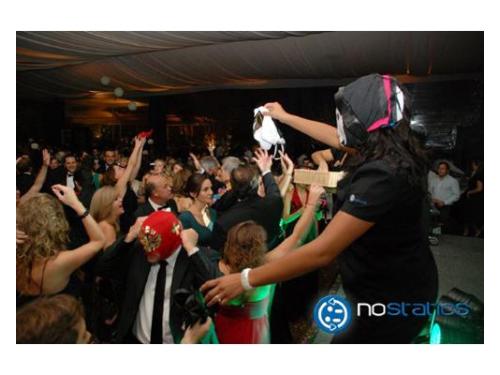 Invitados tomando las mascaras