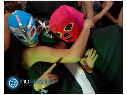 Invitados con mascaras puestas