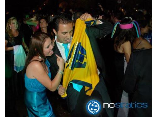 Invitado con la playera de los pumas