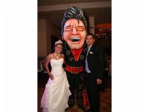 Los novios con elvis