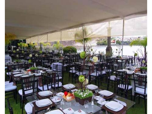 Las damas preparando a la novia