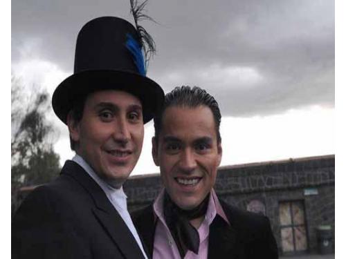 Los invitados felices