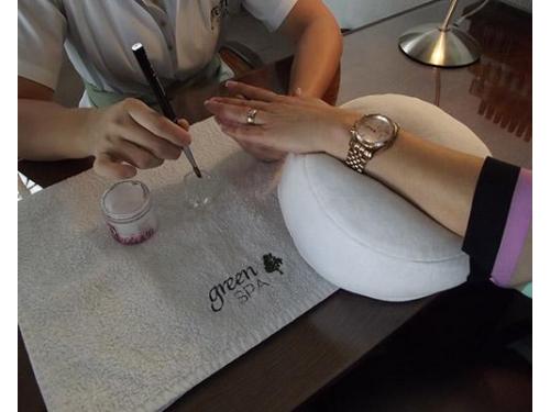 Luces una manos hermosas y suaves