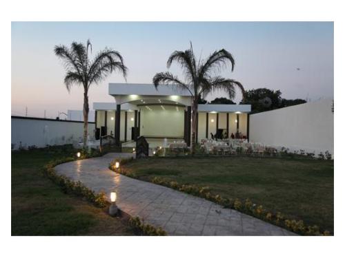 Camino que lleva al salón