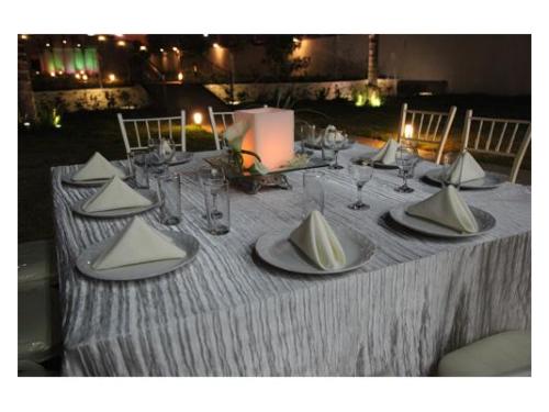 Montaje blanco con vela al centro