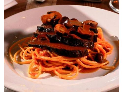 Brsket en salsa de hongos salvajes