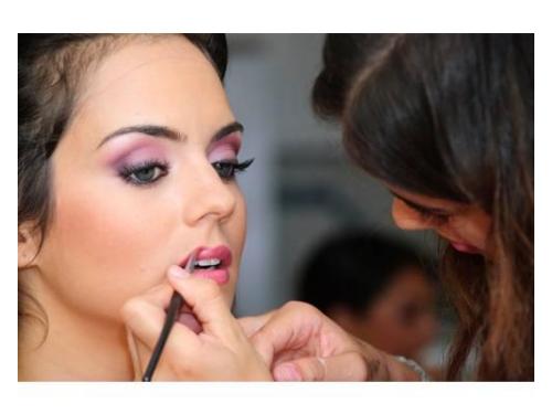 Sesión de maquillaje, afinando los últimos detalles