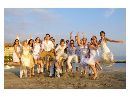 Todos los invitados disfrutando en tu boda organizada en la playa