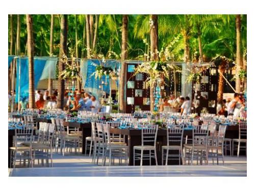 Montaje de mesas y sillas para el banquete de tu boda