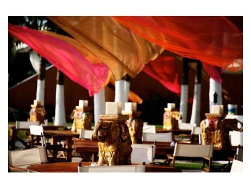 Magníficas telas y centros de mesa como parte de la decoración de tu boda