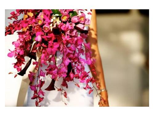 Bellos arreglos florales como parte de la organización