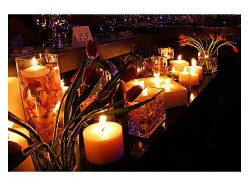 Arreglos florales con velas para la noche de tu boda