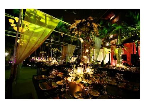 Arreglos basados en telas y flores colgantes que dejarán impresionados a tus invitados