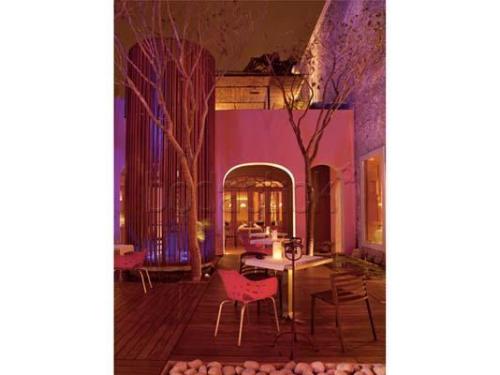 Mesas iluminadas por la noche