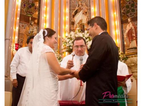 Novios en el altar