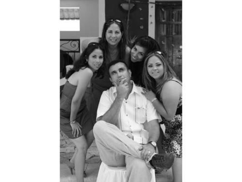 Manos de los novios en la iglesia