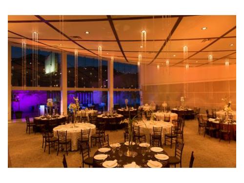 Montaje de mesas redondas en el salón