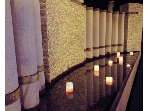 Velas encendidas flotantes