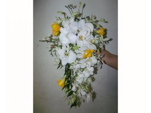 Ramo en  cascada de media gota con orquídeas