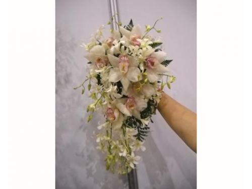 Ramo en cascada flores blancas