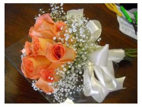 Ramo con rosas naranjas para aventar