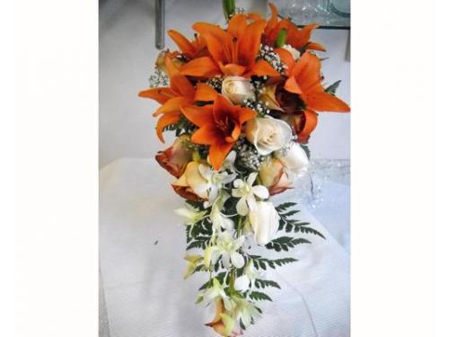 Ramo flores blancas con flores naranjas