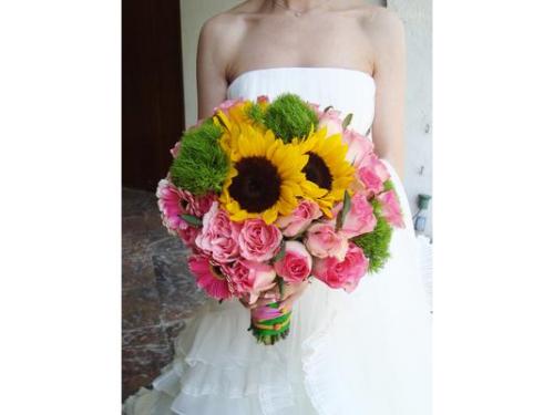 Ramo de rosas y girasoles