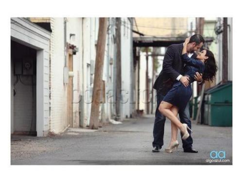 Beso durante la sesión casual