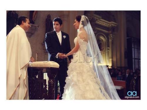 Novios en el altar con el padre