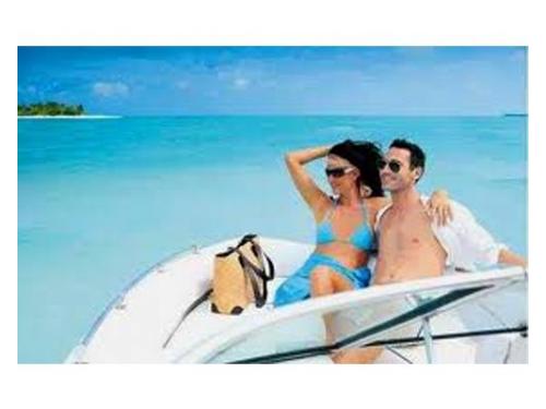 Novios disfrutando del viaje