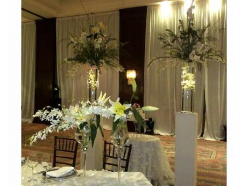 Decoración en la mesa de los novios