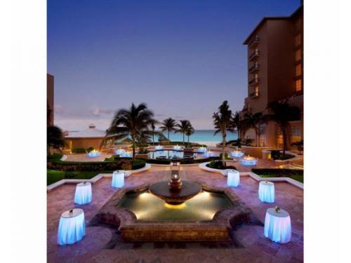 Recepción elegante con mesas iluminadas