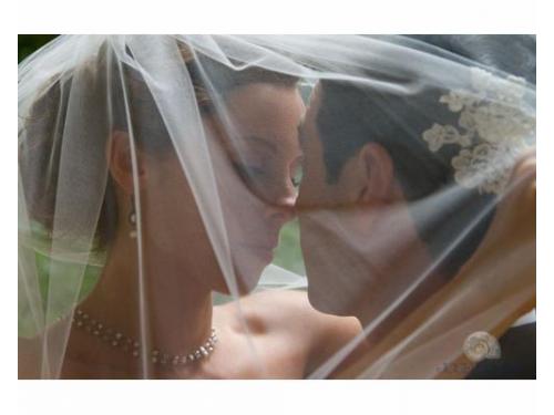 Novios bajo el velo