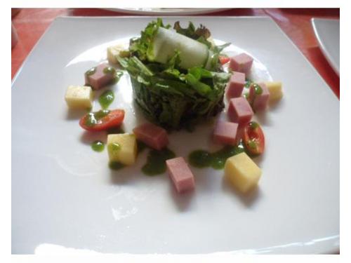 Entrada con trozos de jamón y queso