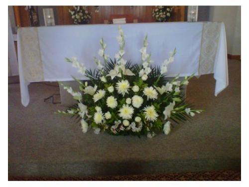 Arreglo floral en la mesa de los novios