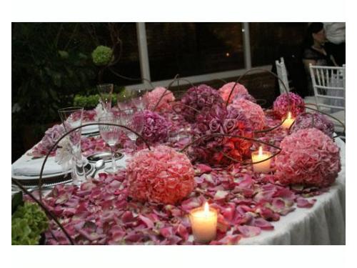 Decoración floral en la mesa principal