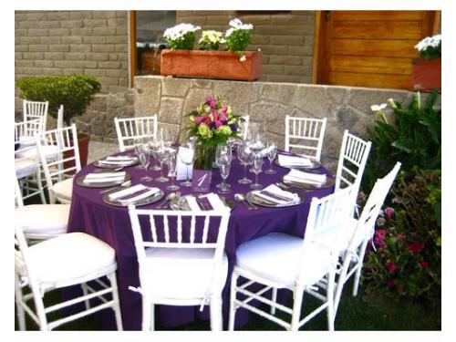 Montaje tiffany blanco con mantel morado