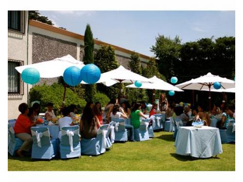 Recepción en el jardín con sombrillas