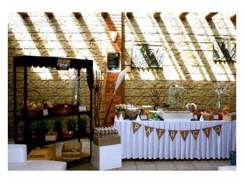 Mesa de dulces y botanas