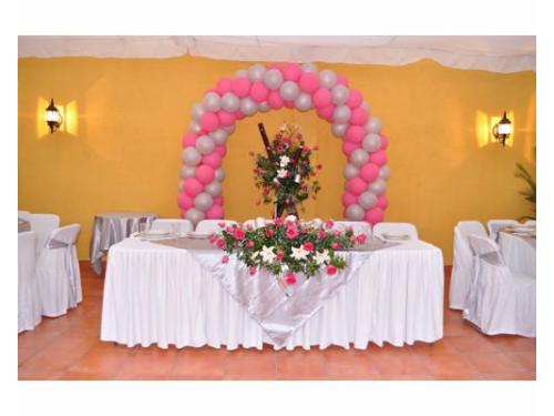 Mesa de los novios con flores y globos