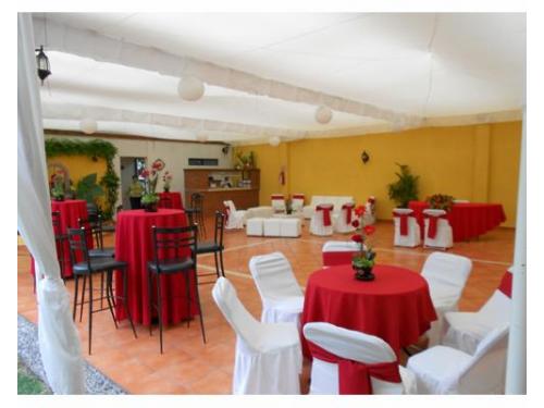 Montaje con mesas y sillas periqueras