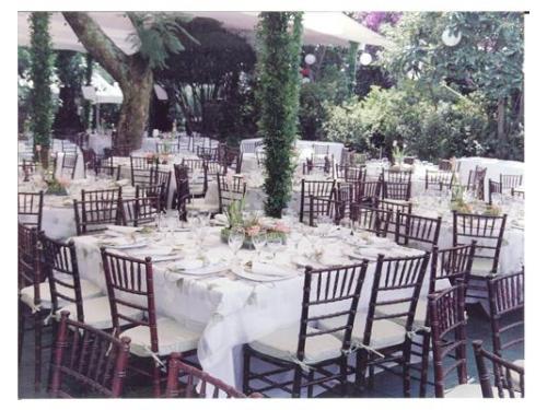 Montaje con modernas mesas cuadradas