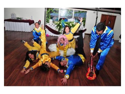 Novios con máscaras de luchadores