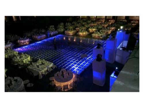 Pista de baile y mesas iluminadas