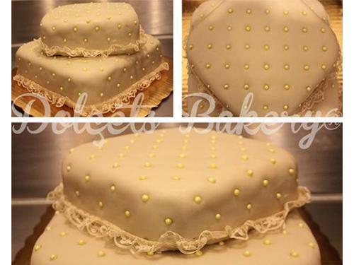 Pastel de fondant blanco y perlitas