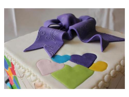 Pastel de fondant blancocon moño