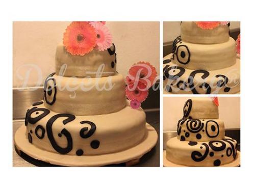 Pastel de fondant blanco de 3 pisos